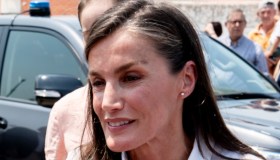 Letizia di Spagna in visita agli sfollati dell’incendio di Madrid tra la commozione dei presenti
