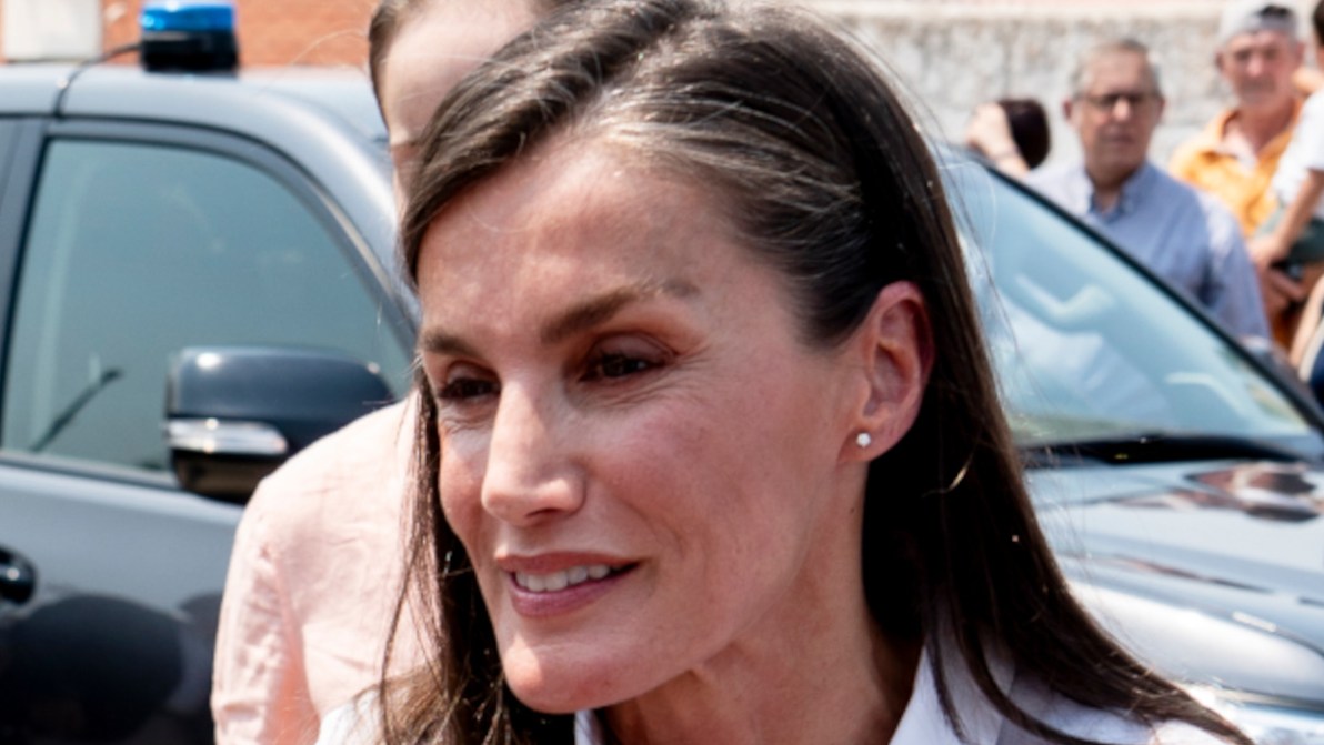 Letizia di Spagna in visita agli sfollati dell’incendio di Madrid tra la commozione dei presenti