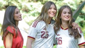 Leonor e Sofia meravigliose con la maglia della nazionale: festeggiano la vittoria a Palazzo