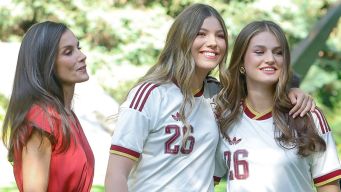 Leonor e Sofia meravigliose con la maglia della nazionale: festeggiano la vittoria a Palazzo