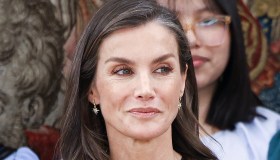 Letizia di Spagna, abito da spiaggia e scarpe in corda per l’udienza a Palazzo