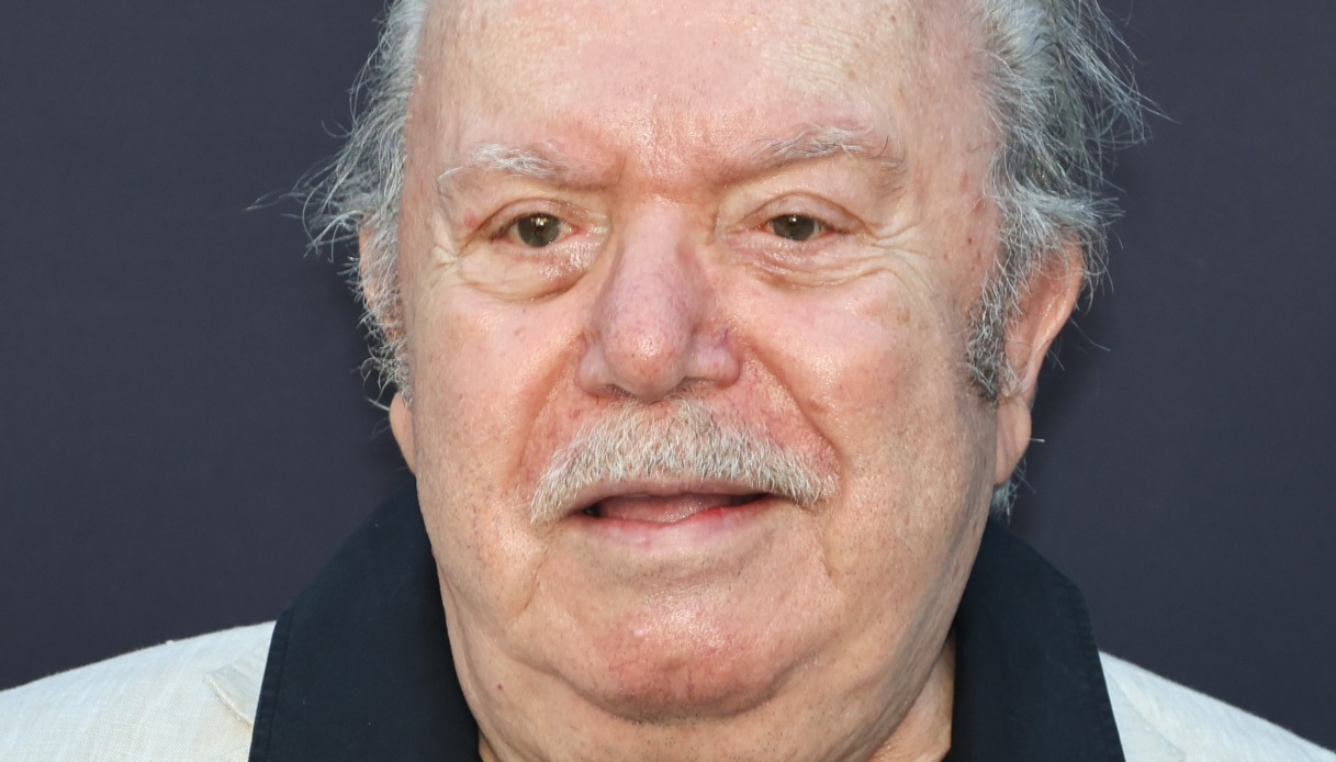 Lino Banfi compie 90 anni, l’amore per la moglie Lucia e i figli e gli inizi difficili