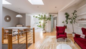 La luce non è un dettaglio d’arredo, è il materiale che decide come vivremo ogni stanza