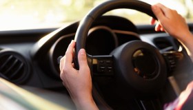 Tesla guida da sola, la madre dorme al volante con i figli in auto: il caso che fa discutere