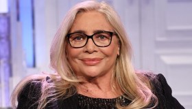 Mara Venier rinuncia al biondo e cambia look