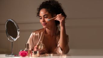 La metti la sera e ti risvegli con la pelle di porcellana. La maschera viso notte di Foreo è il colpo di fulmine beauty in offerta