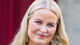 Mette-Marit di Norvegia si mostra per la prima volta dopo il trapianto per tifare Norvegia