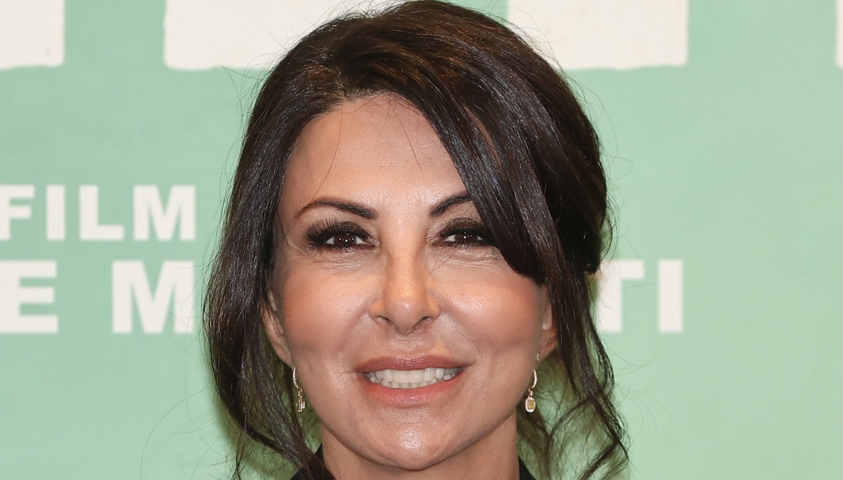Sabrina Ferilli in slip dress aderente e sensuale: a 62 anni sfoggia l’accessorio dell’estate