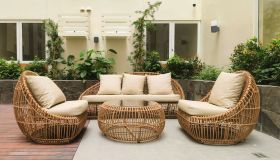 Arredare l’outdoor con materiali che sfidano pioggia, sole e umidità senza perdere stile