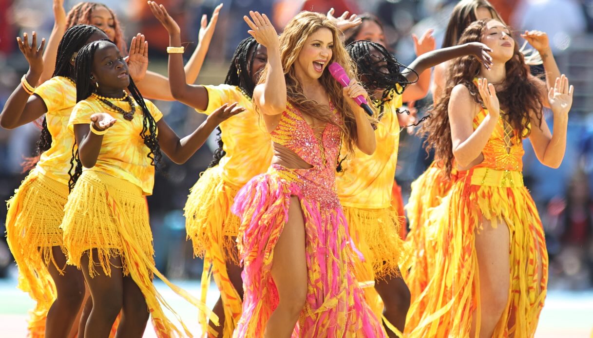 Shakira con i ballerini alla finale dei Mondiali 2026 in abito Roberto Cavalli rosa e arancio