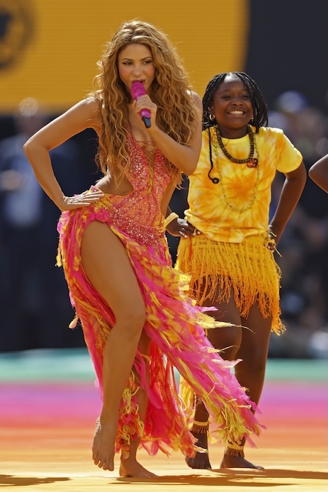 Shakira balla alla finale dei Mondiali 2026 con abito di cristalli e gonna di frange rosa, arancio e gialle