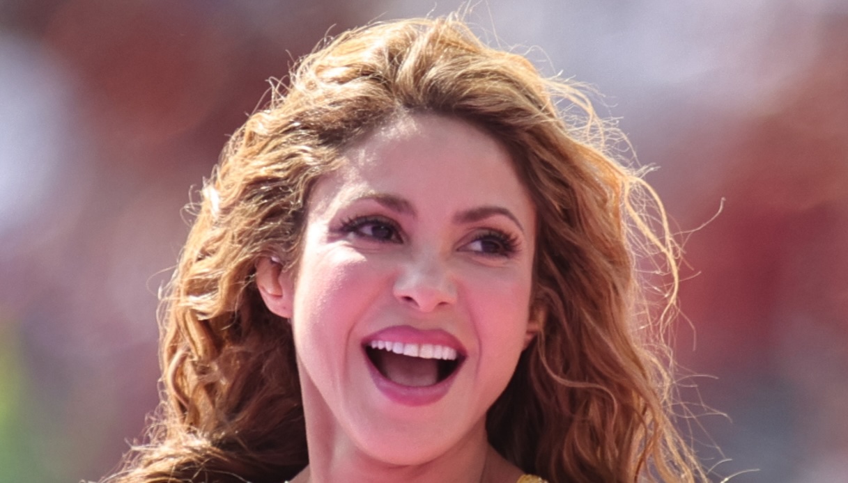 Shakira, il look da 200mila cristalli che chiude il cerchio ai Mondiali 2026