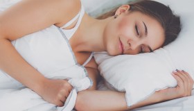 Sonno, come ci addormentiamo e cinque consigli per dormire meglio in estate