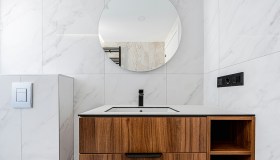 Forma, luce e cornice decidono chi vince l’Oscar del bagno: lo specchio