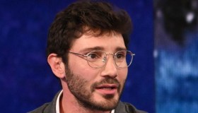 Stefano De Martino riceve il premio intitolato al papà Enrico, scomparso pochi mesi fa