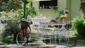 Come organizzare un pranzo à la française in giardino dalla tavola alla scenografia verde