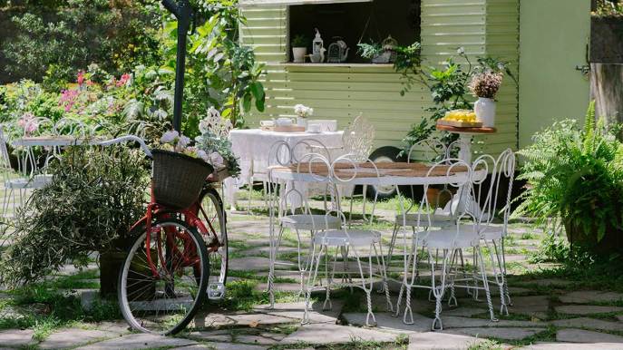 Come organizzare un pranzo à la française in giardino dalla tavola alla scenografia verde