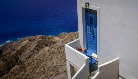 Basta un balcone ben arredato per sentirsi già a Mykonos o Saint Tropez
