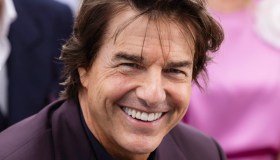 Tom Cruise è irriconoscibile: invecchiato e col cappello da cowboy