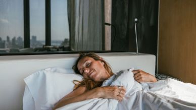 Questa estate puoi dormire su una nuvola, anche su letti e materassi vecchi. Il topper matrimoniale Cloud costa solo 36 euro (ancora per poco)