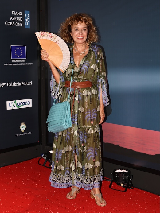 Valeria Golino al Magna Graecia Film Festival di Soverato con abito lungo verde Anjuna, cintura marrone e borsa azzurra