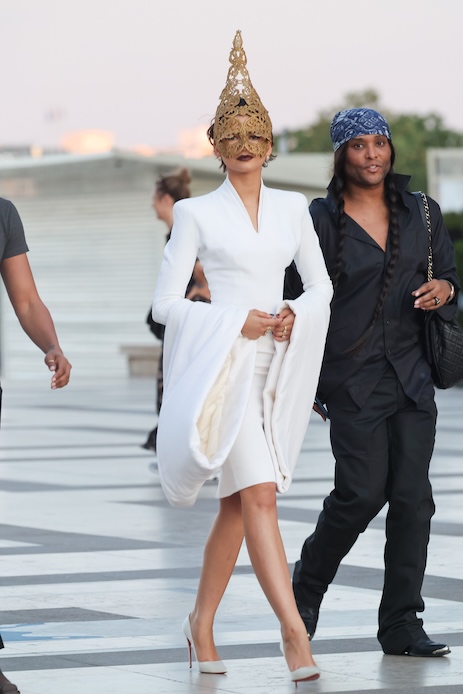 Zendaya a Parigi per The Odyssey con maschera d’oro e abito bianco Givenchy