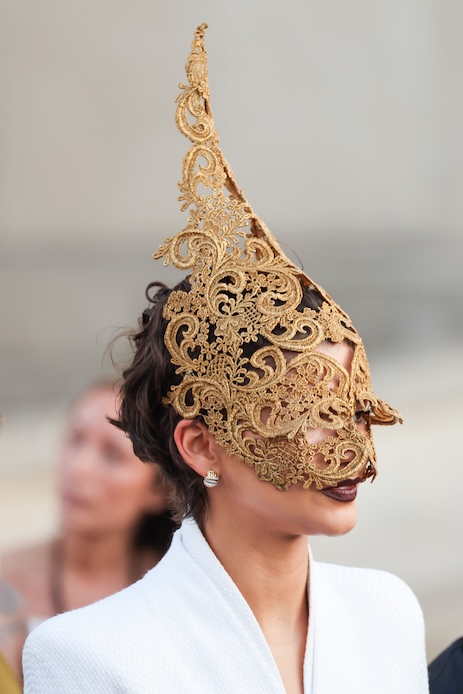 Zendaya a Parigi con la maschera d’oro Givenchy in pizzo macramè