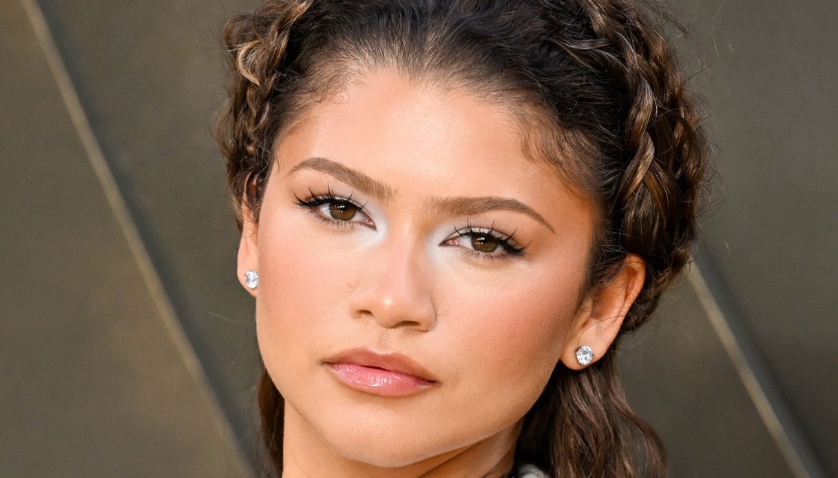 Zendaya “ruba” il vestito alla sfilata: il body scultoreo e sensuale e la gonna di cristalli