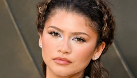 Zendaya “ruba” il vestito alla sfilata: il body scultoreo e sensuale e la gonna di cristalli