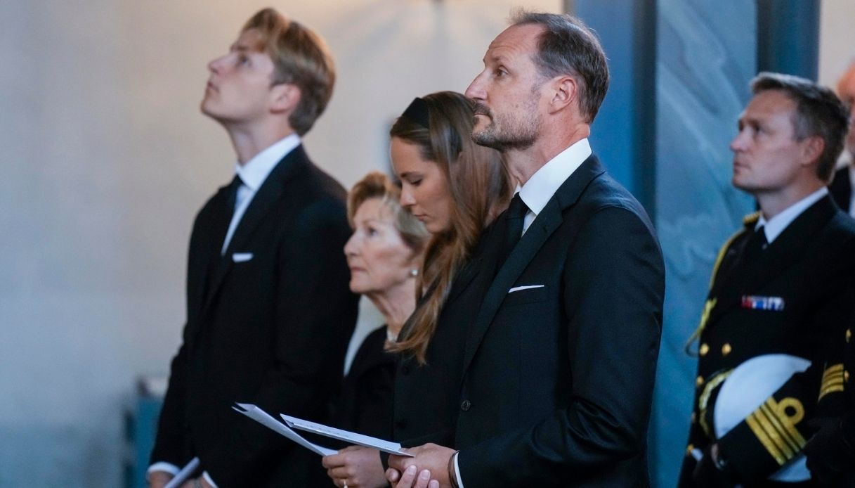 Re Harald di Norvegia, la famiglia al cimitero per la prima funzione: la Regina Mette-Marit assente