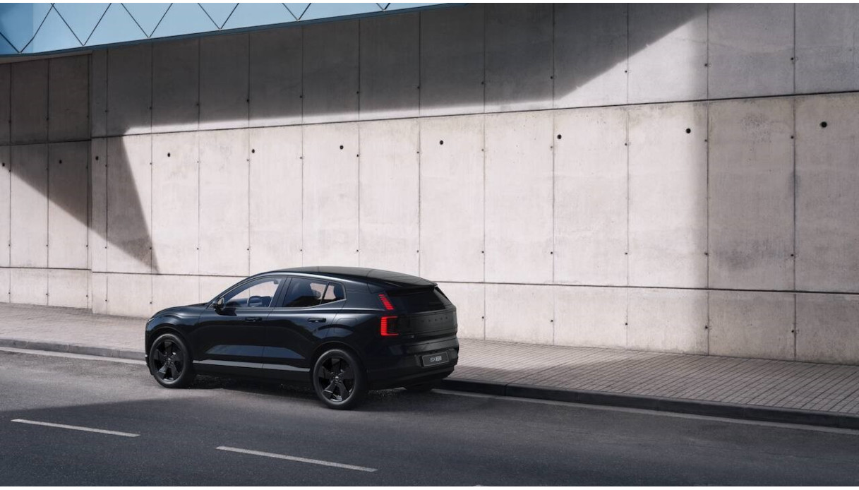 Volvo EX30 Black Edition, il piccolo abito nero che funziona sempre