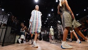 Abito e sneakers per l’estate 2026? Assolutamente sì: 3 fashion combo che dovresti provare ora