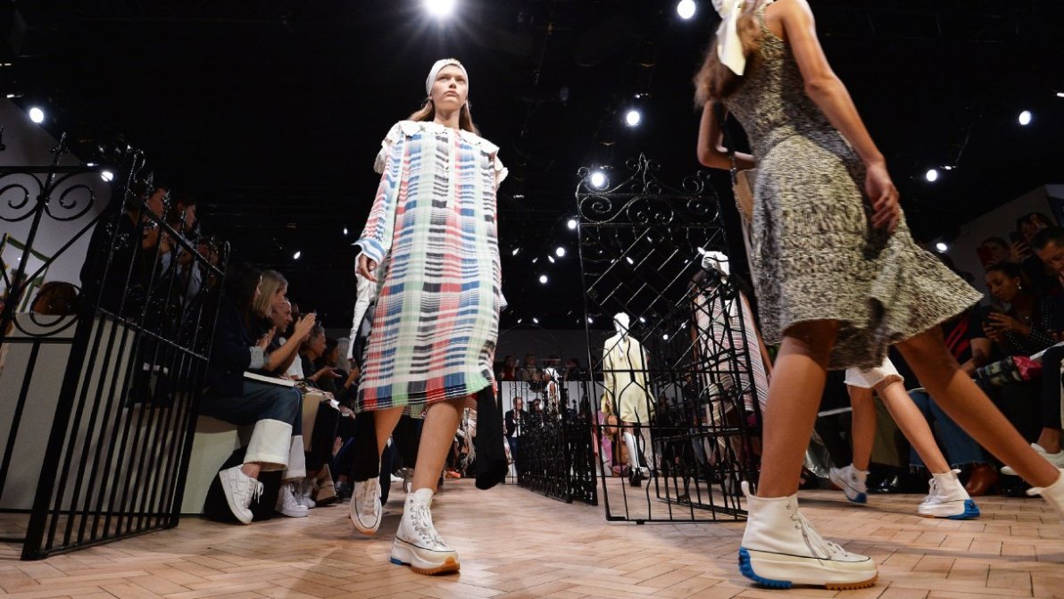 Abito e sneakers per l’estate 2026? Assolutamente sì: 3 fashion combo che dovresti provare ora