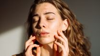 Acne in estate, l’alleato naturale da tenere in casa contro i brufoli sotto il sole
