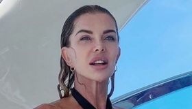 Alba Parietti in bikini a Ibiza è favolosa e replica a tono a chi la critica per l’età