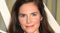 Amanda Knox in uno show comico sull’omicidio di Meredith, il dolore della sorella: “È atroce”
