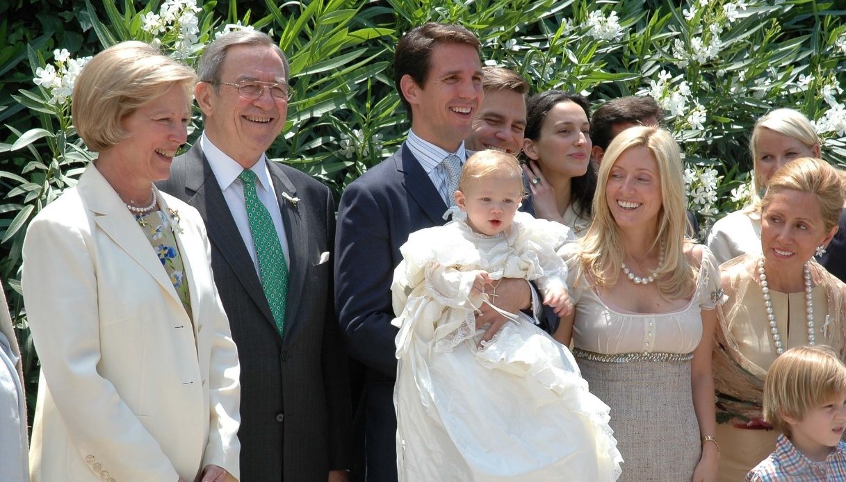 Anna Maria e Costantino di Grecia con il figlio Pavlos, la nuora Marie-Chantal e il nipote 
