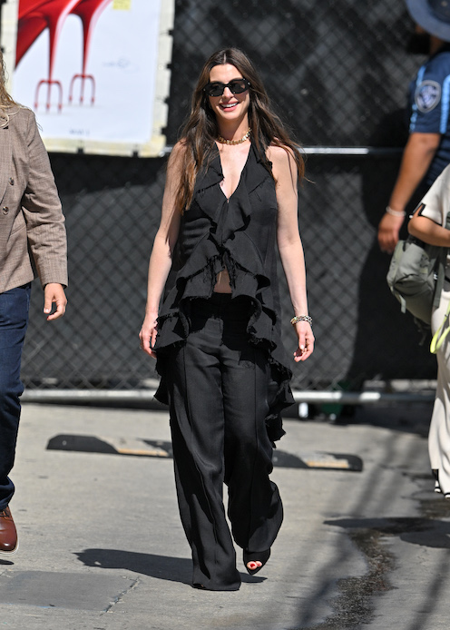Anne Hathaway look total black