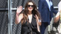Anne Hathaway sfida il caldo con un completo total black, e non è l’unica. 3 look vip da trasformare nell’uniforme dell’estate