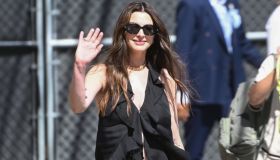 Anne Hathaway sfida il caldo con un completo total black, e non è l’unica. 3 look vip da trasformare nell’uniforme dell’estate
