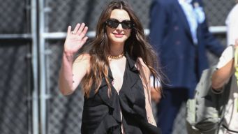 Anne Hathaway sfida il caldo con un completo total black, e non è l’unica. 3 look vip da trasformare nell’uniforme dell’estate