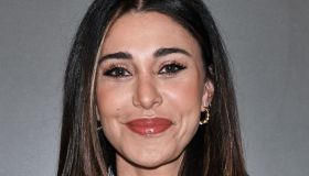 Belen Rodriguez si scatena con il mini abito a fiori: basta un capo per essere favolosa come lei