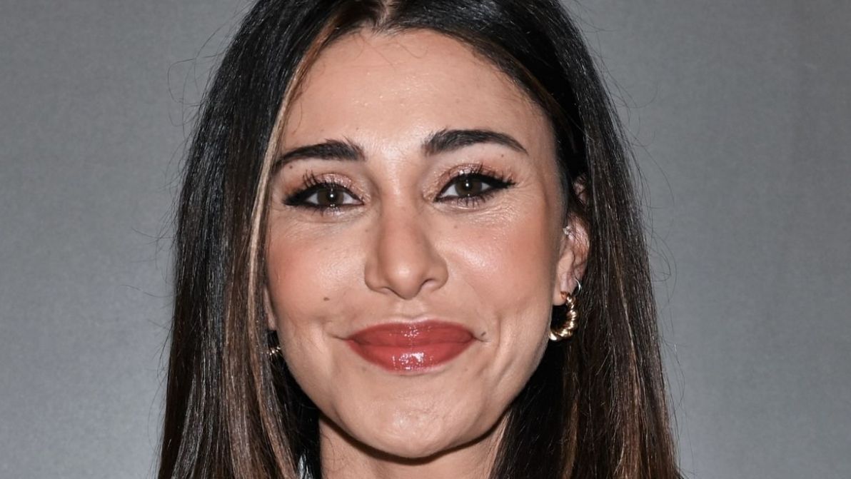 Belen Rodriguez si scatena con il mini abito a fiori: basta un capo per essere favolosa come lei