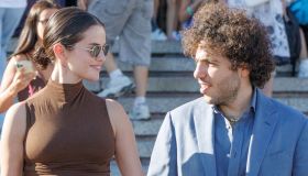 Selena Gomez è la prima ad arrivare a Venezia 83, sfida il caldo con la gonna camoscio e gli stivali