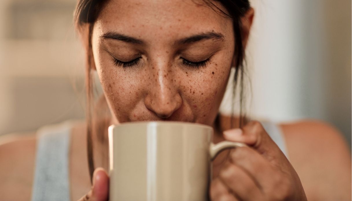 Sembra una follia, ma questa bevanda calda è la migliore per rinfrescarti d’estate