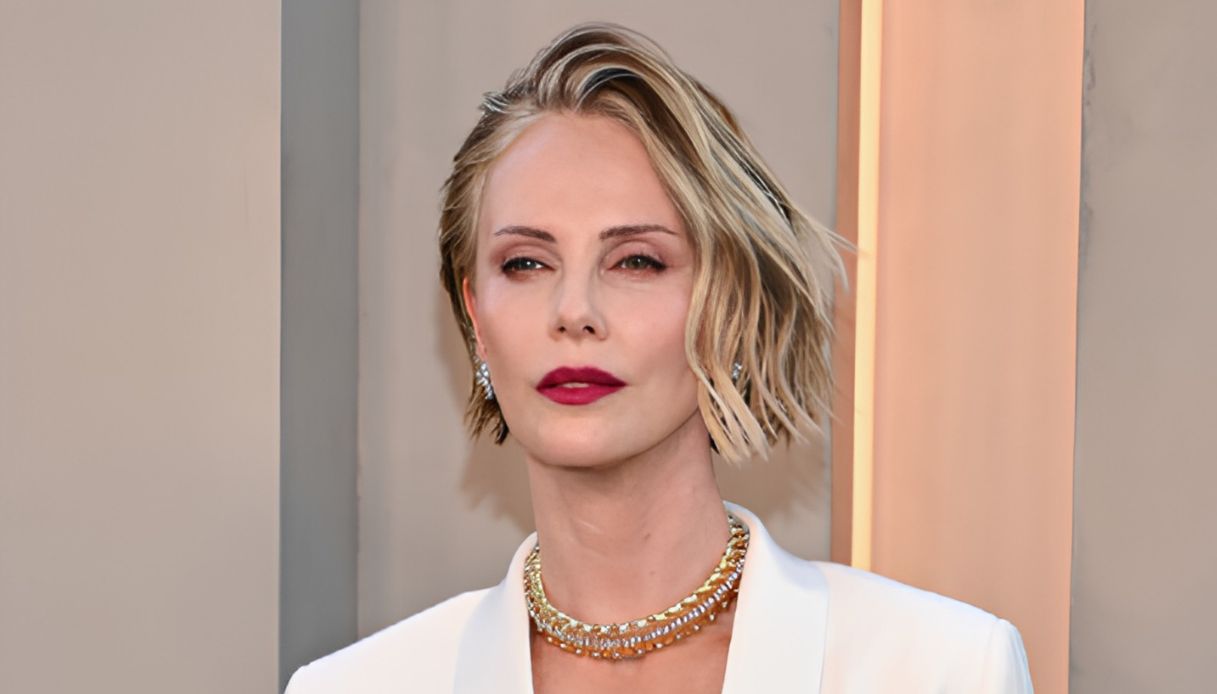 Charlize Theron, 51 anni di pura bellezza: com’è cambiato il suo look negli anni