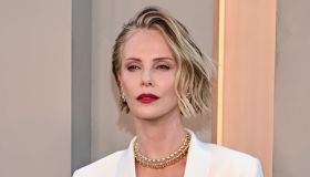 Charlize Theron, 51 anni di pura bellezza: com’è cambiato il suo look negli anni