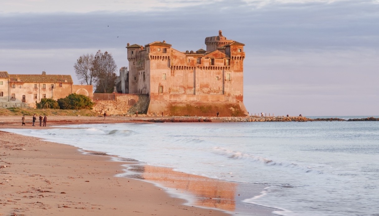 il castello di santa severa il maniero medievale con la torre saracena baciato dal mare da Dilei.it il castello di santa severa il maniero medievale con la torre saracena baciato dal mare