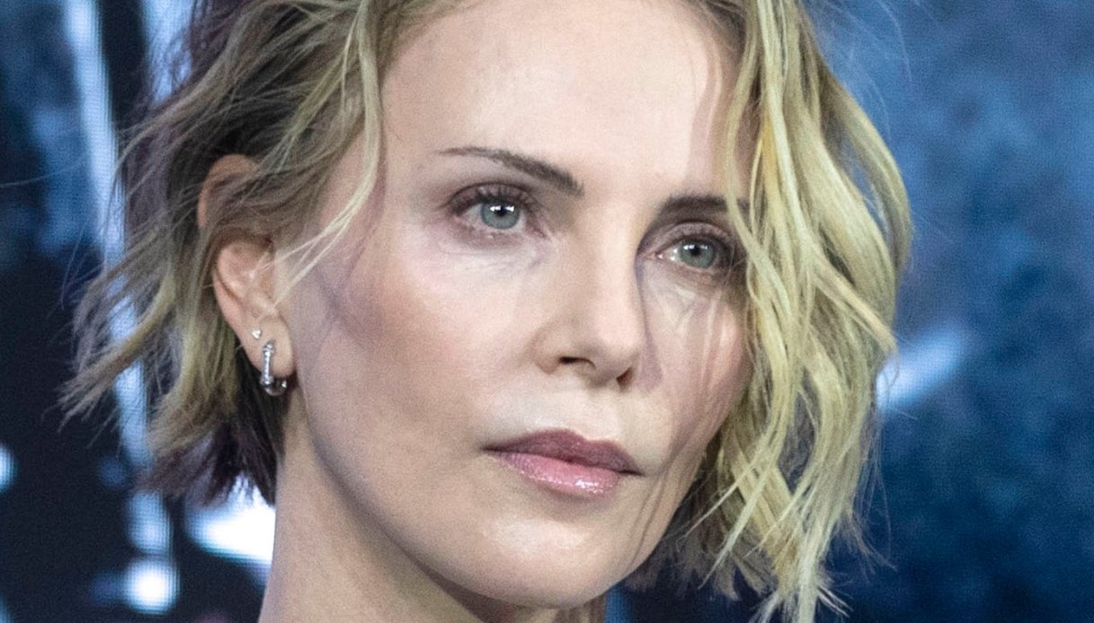 Charlize Theron, gonna in plastica trasparente e guanti in pelle: è seduzione pura