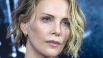 Charlize Theron, gonna in plastica trasparente e guanti in pelle: è seduzione pura